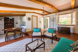 Apartamento (3 Bedrooms) | Zona de estar | Una televisión