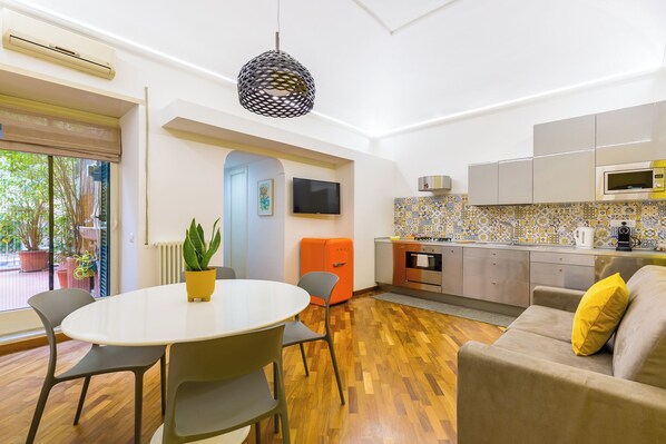 อพาร์ทเมนท์ (2 Bedrooms) | บริเวณนั่งเล่น | ทีวี