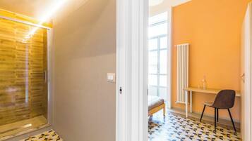 Apartamento (1 Bedroom) | 1 quarto, espaço de trabalho para notebook, roupa de cama