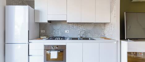 Apartment (2 Bedrooms) | Private kitchen | Microwave, electric kettle