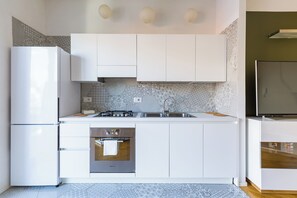 Apartment (2 Bedrooms) | Private kitchen | Microwave, electric kettle