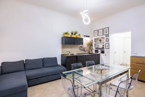 Apartment (2 Bedrooms) | Living area | TV - Chiaia Boutique Flat on Pedestrian Area by Napoliapartments (Naples)