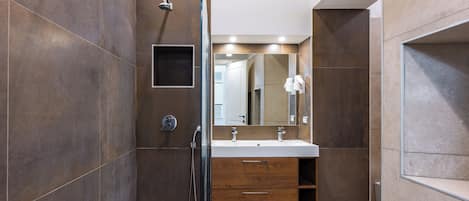 Apartment (2 Bedrooms) | Badezimmer