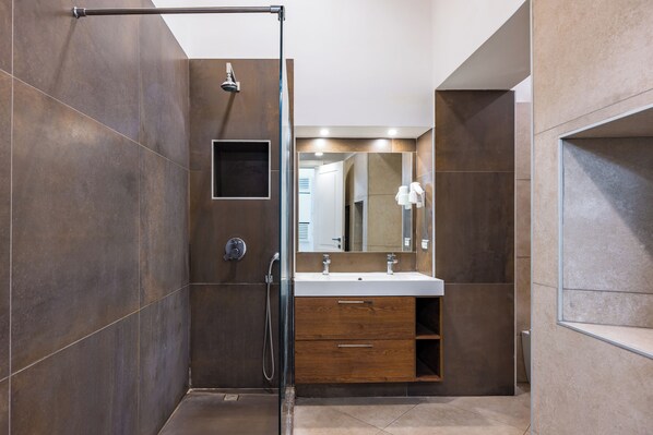 Apartment (2 Bedrooms) | Bathroom | Shower, bidet