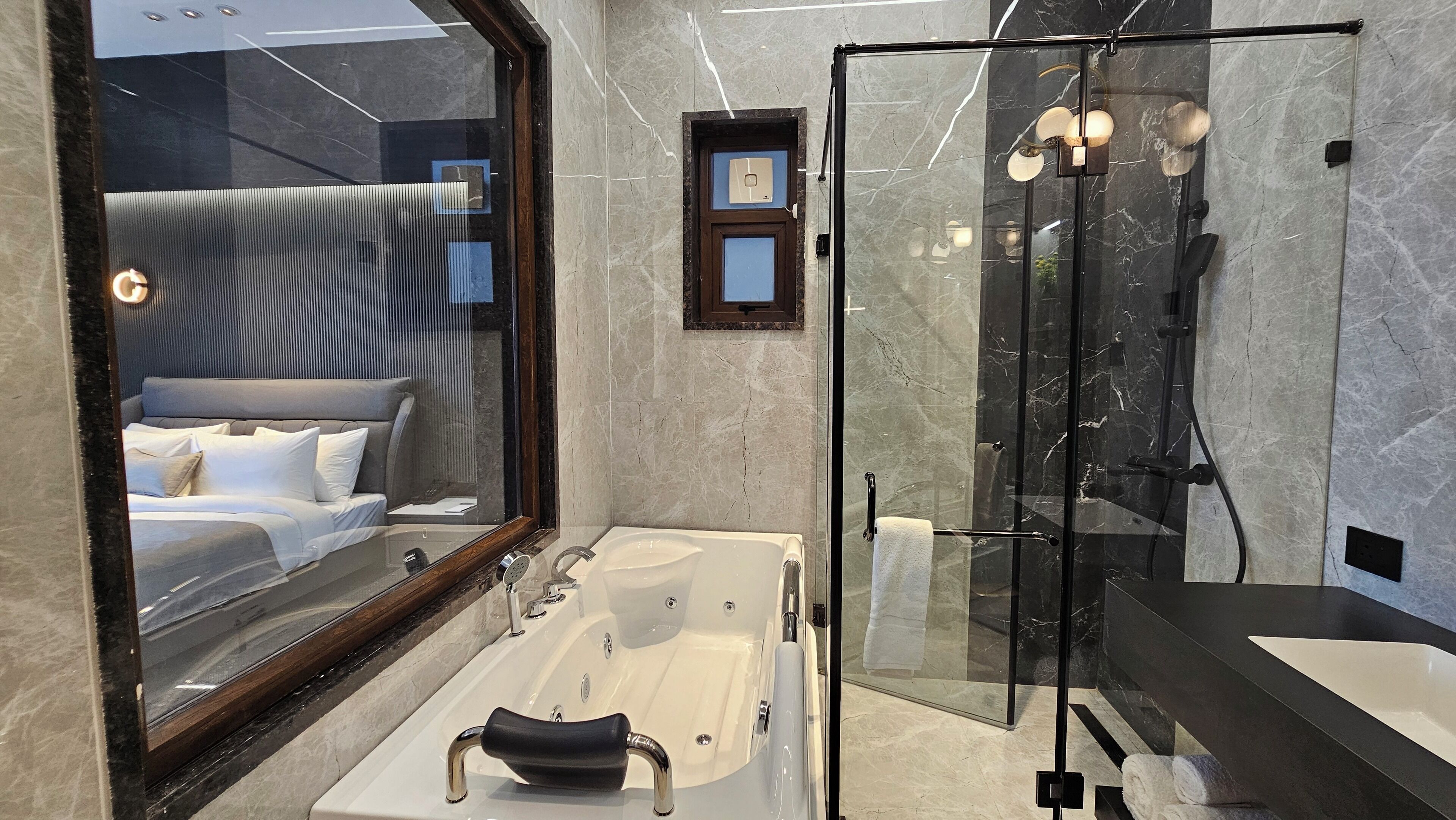 Executive Room, Bathtub, Mountain View | Bathroom