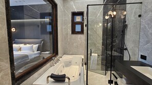 Dusche, kostenlose Toilettenartikel, Haartrockner, Hausschuhe