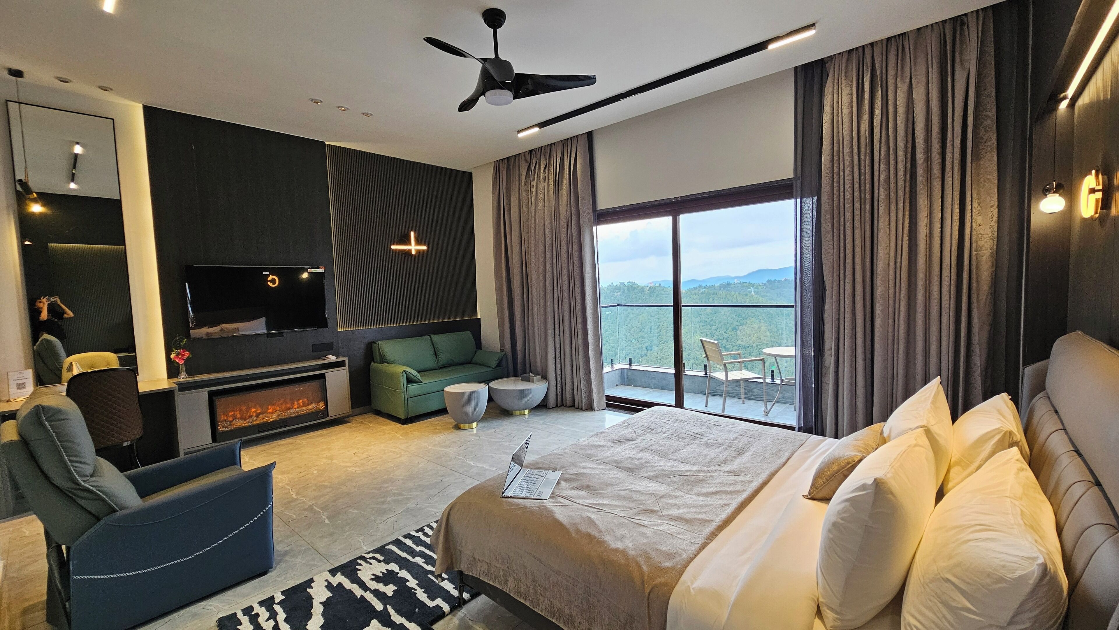 Habitación ejecutiva, tina, vista a la montaña | Ropa de cama de alta calidad y caja de seguridad en la habitación 