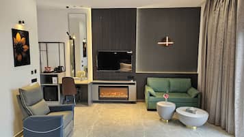 Executive Room, Bathtub, Mountain View | Television