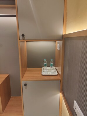 Habitación superior con 1 cama doble o 2 individuales | Escritorio, tabla de planchar con plancha, wifi gratis