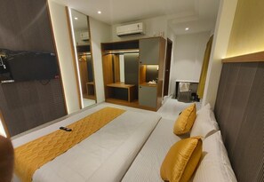 Habitación superior con 1 cama doble o 2 individuales | Escritorio, tabla de planchar con plancha, wifi gratis
