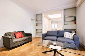 Appartement (1 Bedroom) | Coin séjour | Télévision