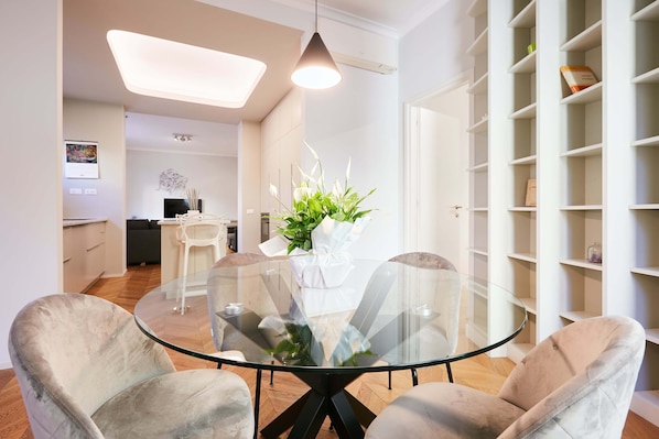 Appartement (1 Bedroom) | Coin séjour | Télévision