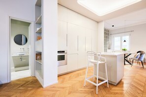 Apartamento (1 Bedroom) | Zona de estar | Una televisión