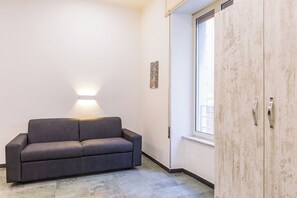 Studio, 1 Doppelbett und Schlafsofa (1 Bedroom) | Wohnbereich | Fernseher