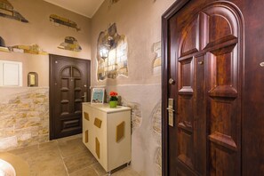 1 habitación, espacio para trabajar con laptop y ropa de cama