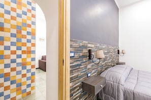 1 habitación, espacio para trabajar con laptop y ropa de cama