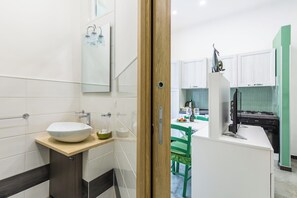Studio (1 Bedroom) | Bathroom | Shower, bidet