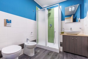 Studio, 1 Doppelbett und Schlafsofa (1 Bedroom) | Badezimmer | Dusche, Bidet