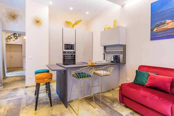 Huoneisto (1 Bedroom) | Yksityinen keittiö | Mikroaaltouuni, uuni, liesi, astianpesukone