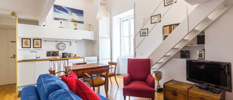 Apartment (1 Bedroom) | Wohnbereich | Fernseher