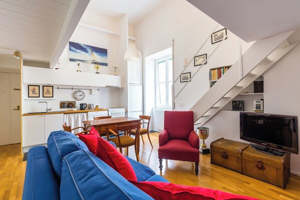 Apartment (1 Bedroom) | Ruang tamu | TV