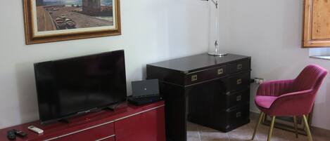 2 quartos, escrivaninha, ferros/tábuas de passar roupa