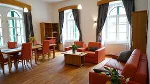 Interior - Deluxe Two-Bedroom Apartment with Castle&Garden View (Cerknica)