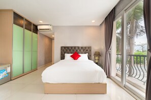 Deluxe Suite | Premium bedding, iron/ironing board, free WiFi, bed sheets