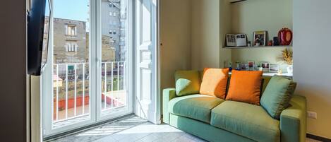 Appartement (2 Bedrooms) | Woonruimte | Een 32-inch smart-tv met kabelzenders