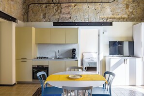 Apartemen (2 Bedrooms) | Dapur kecil pribadi | Oven, mesin espresso, dan ketel listrik