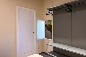 Apartemen (2 Bedrooms) | 2 kamar tidur, ruang kerja ramah laptop, dan seprai linen