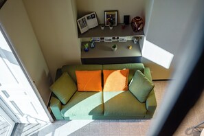 Apartment (2 Bedrooms) | Ruang tamu | 32 inci sebuah televisyen pintar dengan kabel