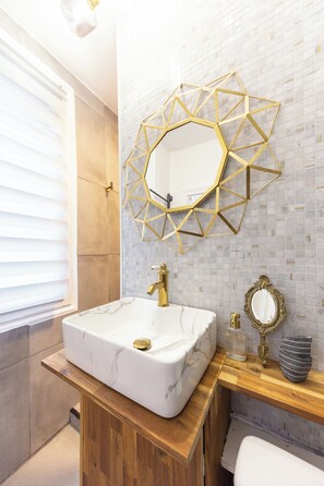 Douche, serviettes fournies, papier toilette