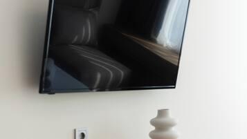 Comfort Room | Desk, laptop workspace, blackout drapes, free cribs/infant beds