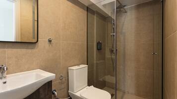 Economy Room | Bathroom | Shower, hair dryer, slippers, towels