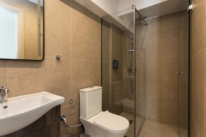 Economy Room | Bathroom | Shower, hair dryer, slippers, towels - Nexus Apartments (Thessaloniki)