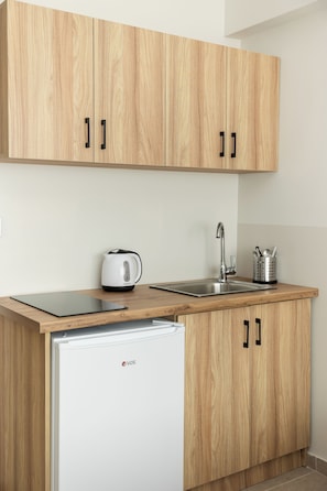 Comfort Room, Courtyard View | Private kitchen