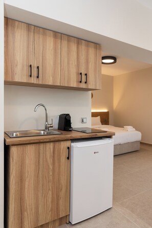 Family Room | Private kitchenette | Fridge - Nexus Apartments (Thessaloniki)