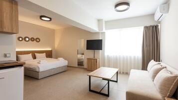 Habitación familiar | Escritorio, espacio para trabajar con laptop y cortinas blackout