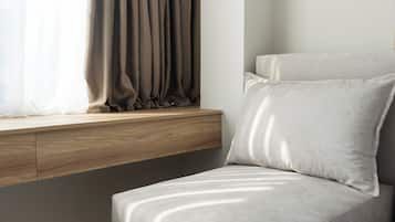 Comfort Room | Desk, laptop workspace, blackout drapes, free cribs/infant beds