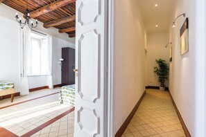 3 bedrooms, desk, laptop workspace, bed sheets - Lopez 20 - a Big Family Apartment (Naples)