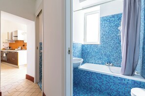 Apartment (3 Bedrooms) | Badezimmer | Dusche, Bidet, Handtücher, Toilettenpapier