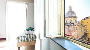 Apartamento (3 Bedrooms) | 3 quartos, escrivaninha, espaço de trabalho para notebook, roupa de cama