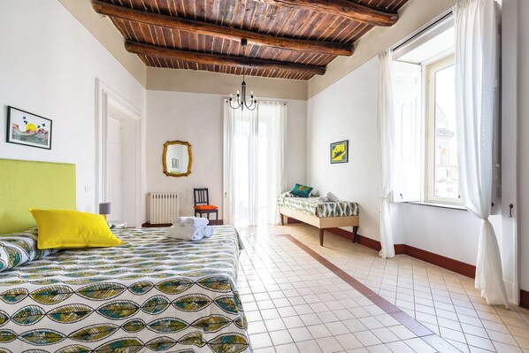Apartment (3 Bedrooms) | 3 Schlafzimmer, Schreibtisch, laptopgeeigneter Arbeitsplatz, Bettwäsche