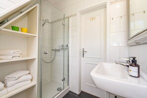 Dusj, hårføner og håndklær