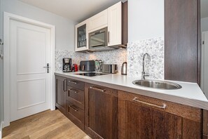 Kühlschrank, Geschirrspüler, Wasserkocher mit Kaffee-/Teezubehör