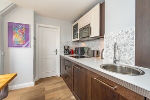 Fridge, microwave, stovetop, dishwasher