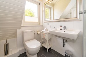 Dusj, hårføner og håndklær