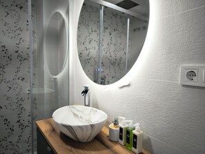 Shower, hair dryer, towels - La Mata Beach Holiday Home (La Mata)