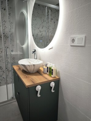 Douche, séchoir à cheveux, serviettes fournies